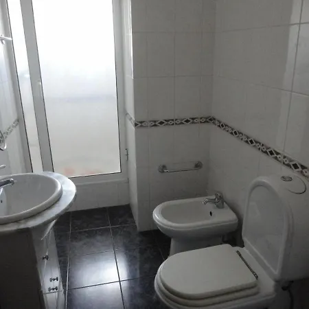 Spacious Ocean House דירה *